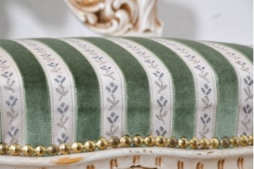 中古　イタリア製　美品　彫刻装飾が見事なストライプ張りのダイニングチェア4脚セット　(R-091162)