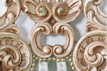 中古　イタリア製　美品　彫刻装飾が見事なストライプ張りのダイニングチェア2脚セット　(R-091163)