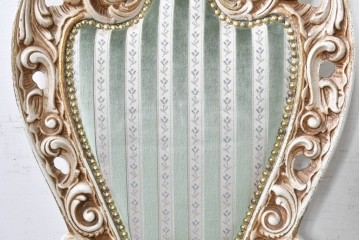 中古　イタリア製　美品　彫刻装飾が見事なストライプ張りのダイニングチェア2脚セット　(R-091163)