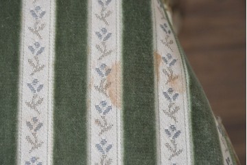 中古　イタリア製　美品　彫刻装飾が見事なストライプ張りのダイニングチェア2脚セット　(R-091163)