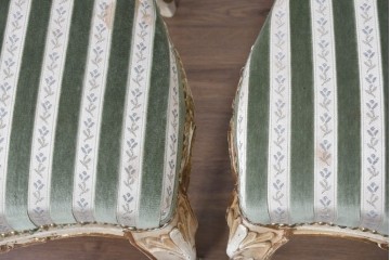 中古　イタリア製　美品　彫刻装飾が見事なストライプ張りのダイニングチェア2脚セット　(R-091163)