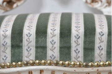 中古　イタリア製　美品　彫刻装飾が見事なストライプ張りのダイニングチェア2脚セット　(R-091163)