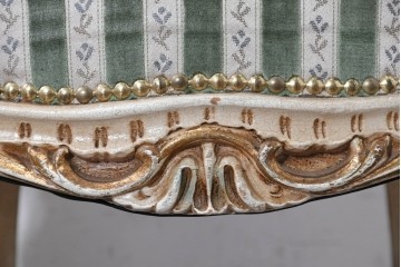 中古　イタリア製　美品　彫刻装飾が見事なストライプ張りのダイニングチェア2脚セット　(R-091163)