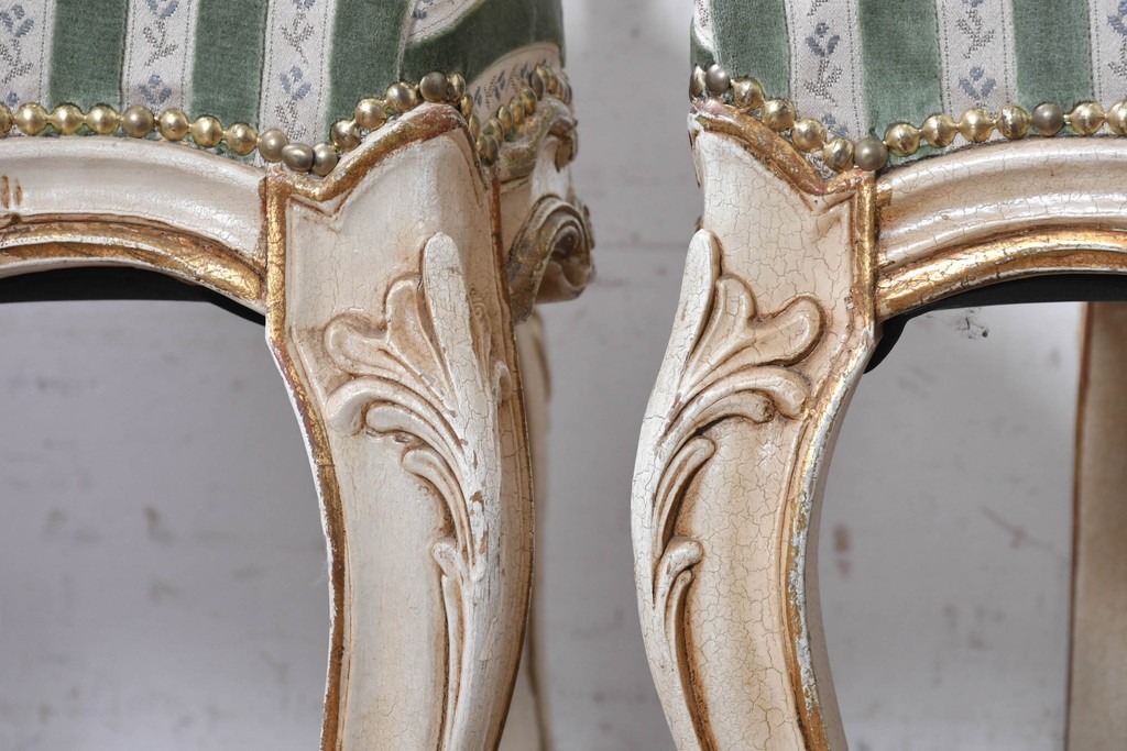 中古　イタリア製　美品　彫刻装飾が見事なストライプ張りのダイニングチェア2脚セット　(R-091163)
