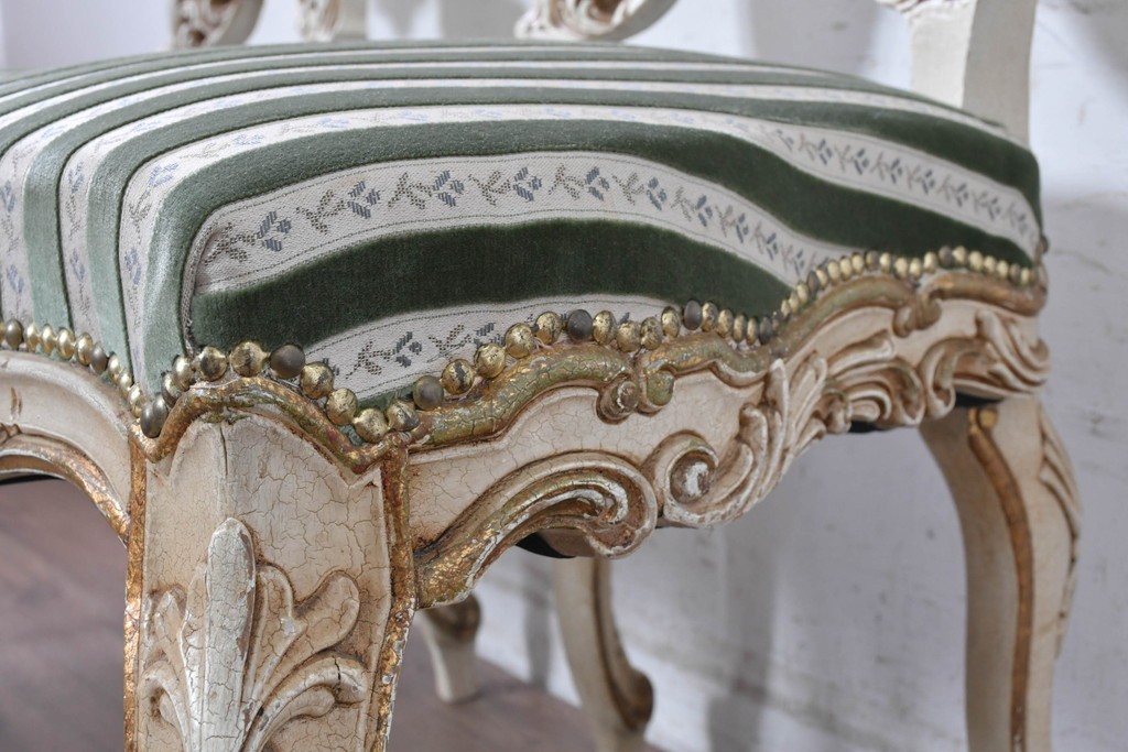 中古　イタリア製　美品　彫刻装飾が見事なストライプ張りのダイニングチェア2脚セット　(R-091163)