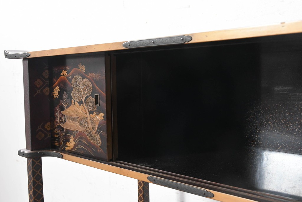 和製アンティーク　時代物　山水風景を高蒔絵で描いた風格漂う飾り棚　(R-091164)