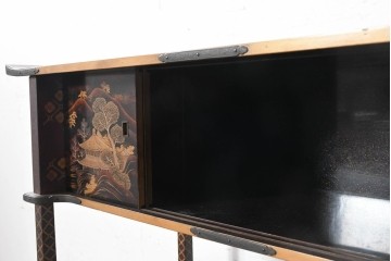 和製アンティーク　時代物　山水風景を高蒔絵で描いた風格漂う飾り棚　(R-091164)