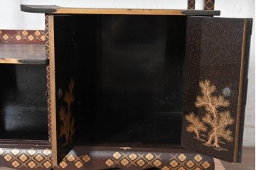 和製アンティーク　時代物　山水風景を高蒔絵で描いた風格漂う飾り棚　(R-091164)