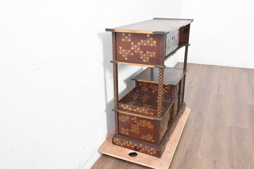 和製アンティーク　時代物　山水風景を高蒔絵で描いた風格漂う飾り棚　(R-091164)