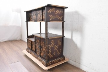 和製アンティーク　時代物　山水風景を高蒔絵で描いた風格漂う飾り棚　(R-091164)