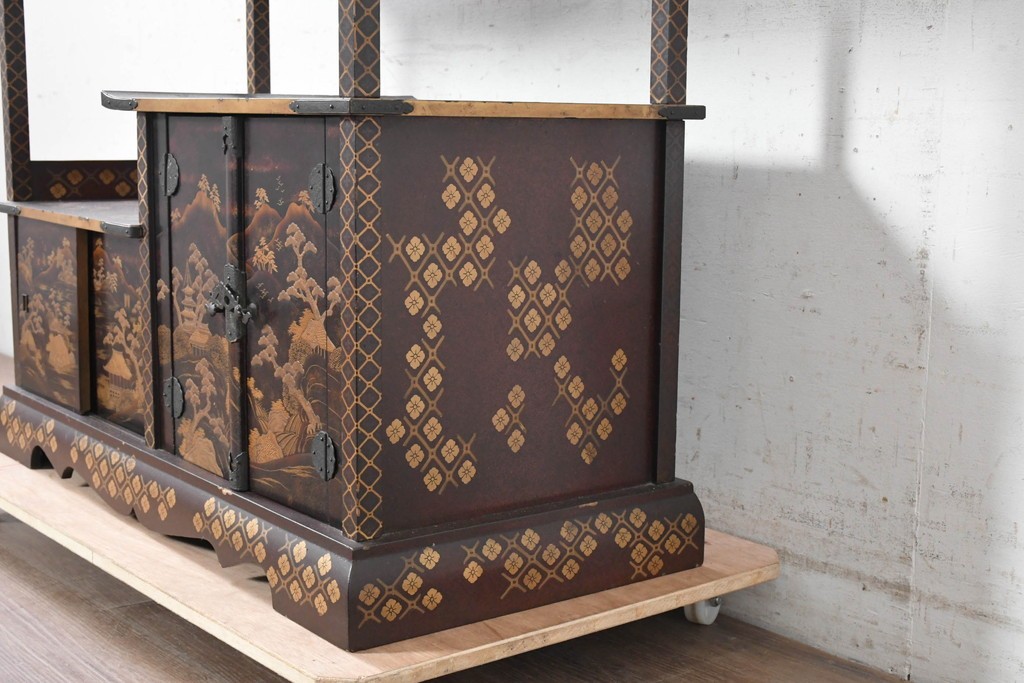 和製アンティーク　時代物　山水風景を高蒔絵で描いた風格漂う飾り棚　(R-091164)