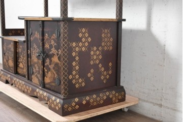 和製アンティーク　時代物　山水風景を高蒔絵で描いた風格漂う飾り棚　(R-091164)
