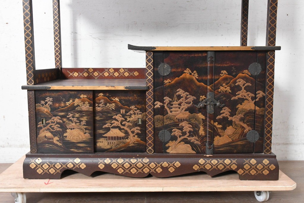和製アンティーク　時代物　山水風景を高蒔絵で描いた風格漂う飾り棚　(R-091164)
