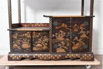 和製アンティーク　時代物　山水風景を高蒔絵で描いた風格漂う飾り棚　(R-091164)