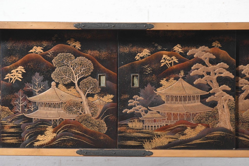 和製アンティーク　時代物　山水風景を高蒔絵で描いた風格漂う飾り棚　(R-091164)