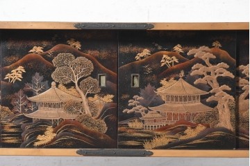和製アンティーク　時代物　山水風景を高蒔絵で描いた風格漂う飾り棚　(R-091164)