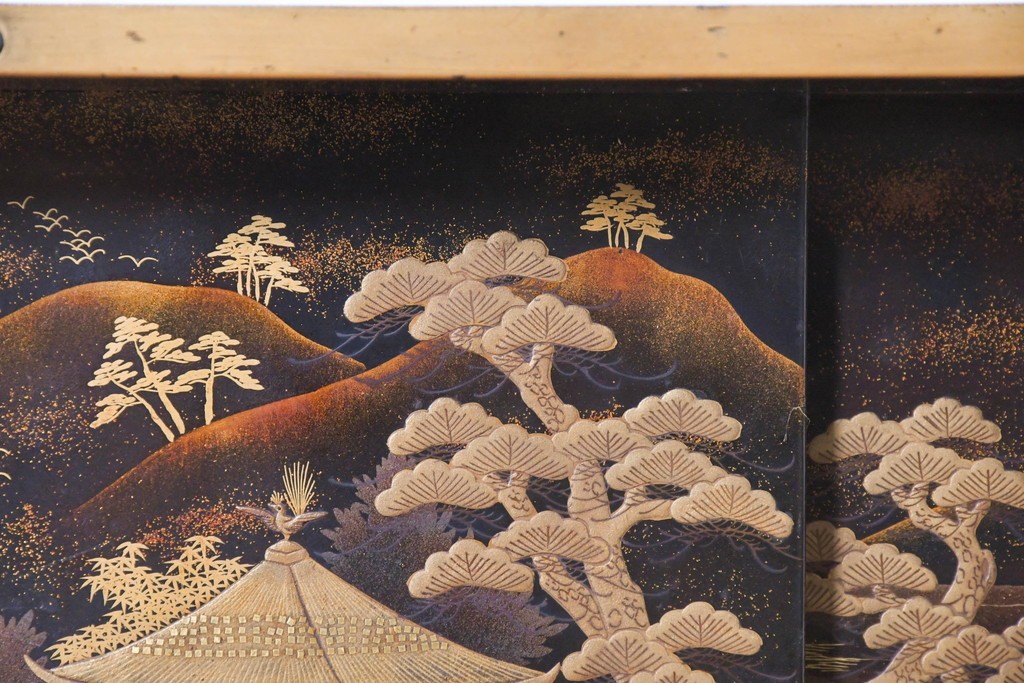 和製アンティーク　時代物　山水風景を高蒔絵で描いた風格漂う飾り棚　(R-091164)