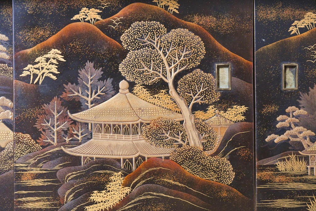 和製アンティーク　時代物　山水風景を高蒔絵で描いた風格漂う飾り棚　(R-091164)