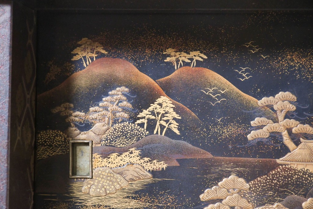 和製アンティーク　時代物　山水風景を高蒔絵で描いた風格漂う飾り棚　(R-091164)