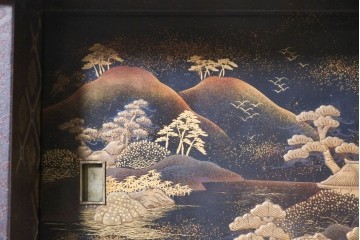 和製アンティーク　時代物　山水風景を高蒔絵で描いた風格漂う飾り棚　(R-091164)