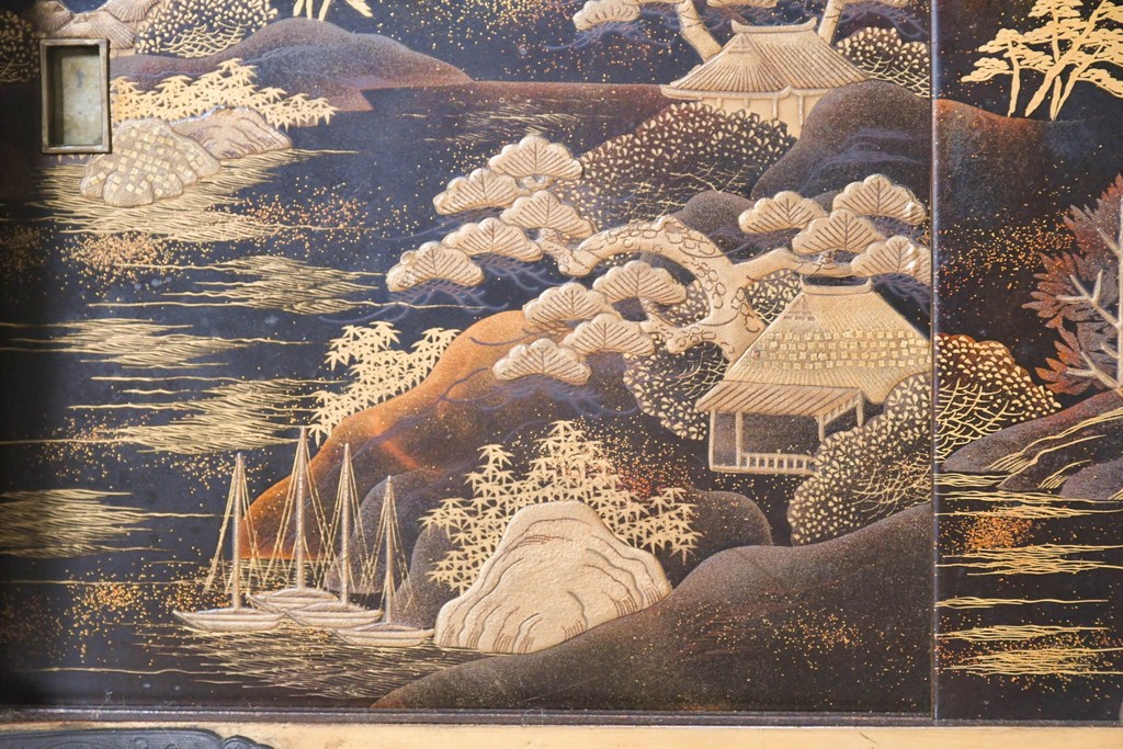 和製アンティーク　時代物　山水風景を高蒔絵で描いた風格漂う飾り棚　(R-091164)