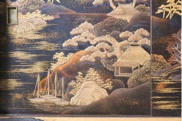 和製アンティーク　時代物　山水風景を高蒔絵で描いた風格漂う飾り棚　(R-091164)