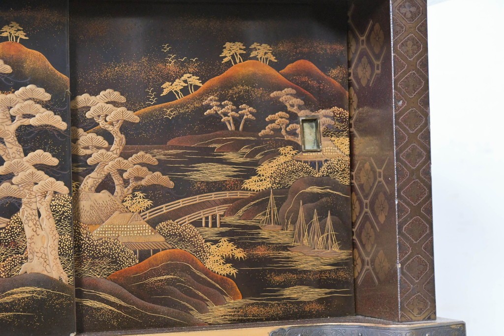 和製アンティーク　時代物　山水風景を高蒔絵で描いた風格漂う飾り棚　(R-091164)