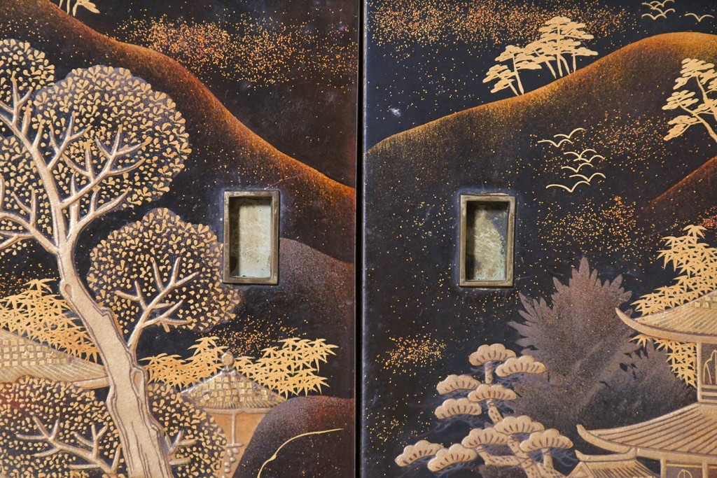 和製アンティーク　時代物　山水風景を高蒔絵で描いた風格漂う飾り棚　(R-091164)
