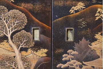 和製アンティーク　時代物　山水風景を高蒔絵で描いた風格漂う飾り棚　(R-091164)