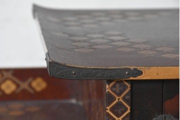 和製アンティーク　時代物　山水風景を高蒔絵で描いた風格漂う飾り棚　(R-091164)