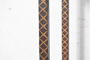 和製アンティーク　時代物　山水風景を高蒔絵で描いた風格漂う飾り棚　(R-091164)