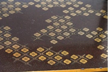 和製アンティーク　時代物　山水風景を高蒔絵で描いた風格漂う飾り棚　(R-091164)