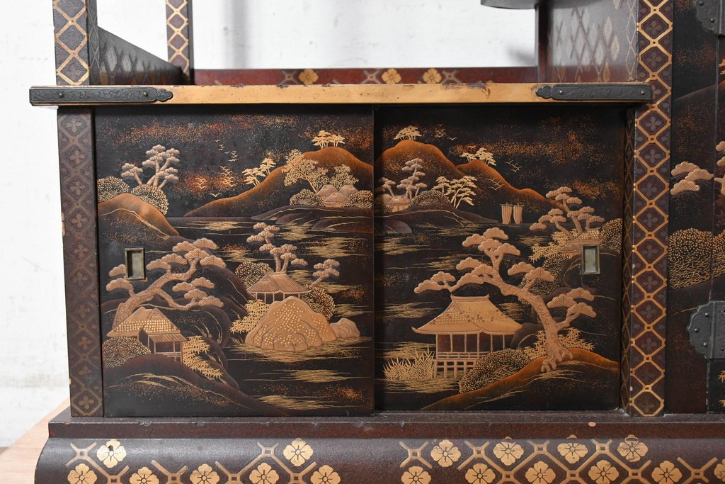 和製アンティーク　時代物　山水風景を高蒔絵で描いた風格漂う飾り棚　(R-091164)