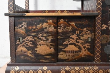 和製アンティーク　時代物　山水風景を高蒔絵で描いた風格漂う飾り棚　(R-091164)