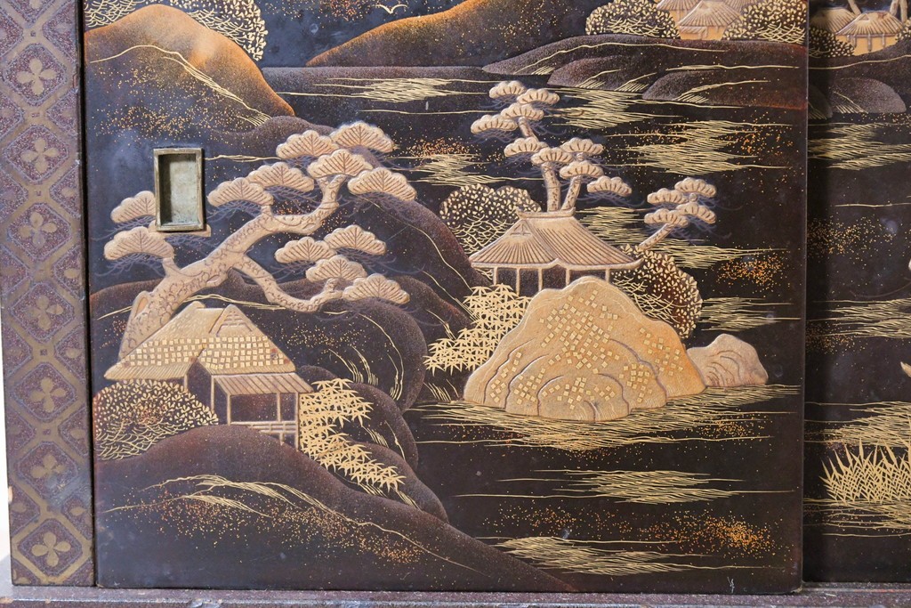 和製アンティーク　時代物　山水風景を高蒔絵で描いた風格漂う飾り棚　(R-091164)