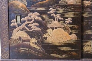 和製アンティーク　時代物　山水風景を高蒔絵で描いた風格漂う飾り棚　(R-091164)