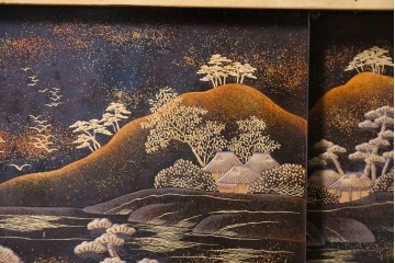和製アンティーク　時代物　山水風景を高蒔絵で描いた風格漂う飾り棚　(R-091164)