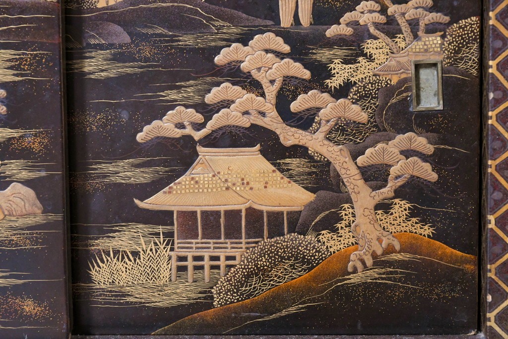 和製アンティーク　時代物　山水風景を高蒔絵で描いた風格漂う飾り棚　(R-091164)