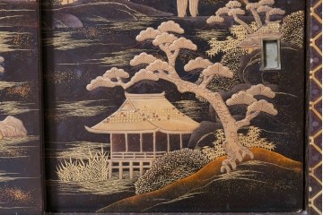 和製アンティーク　時代物　山水風景を高蒔絵で描いた風格漂う飾り棚　(R-091164)