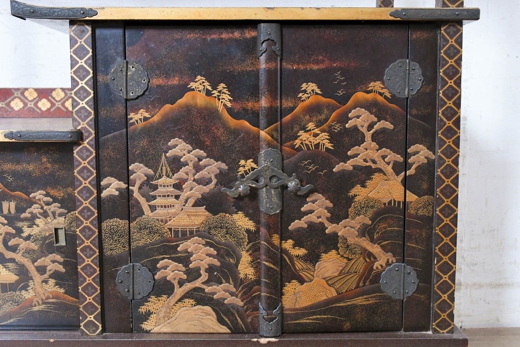 和製アンティーク　時代物　山水風景を高蒔絵で描いた風格漂う飾り棚　(R-091164)