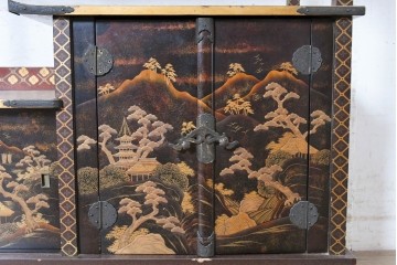 和製アンティーク　時代物　山水風景を高蒔絵で描いた風格漂う飾り棚　(R-091164)