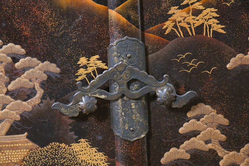 和製アンティーク　時代物　山水風景を高蒔絵で描いた風格漂う飾り棚　(R-091164)