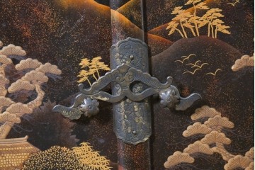 和製アンティーク　時代物　山水風景を高蒔絵で描いた風格漂う飾り棚　(R-091164)