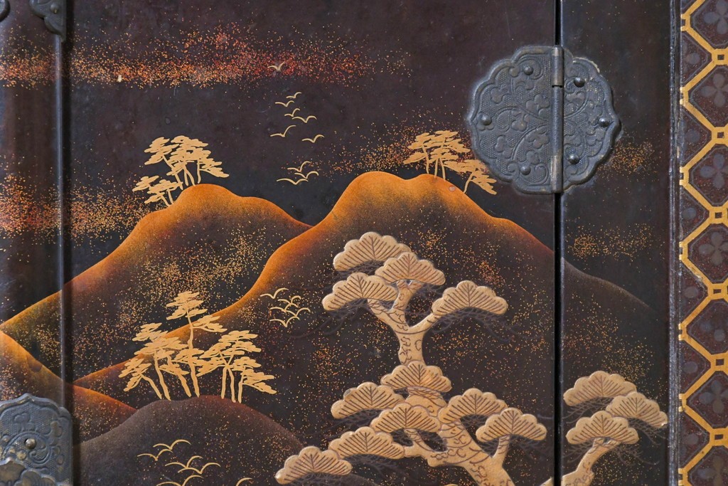 和製アンティーク　時代物　山水風景を高蒔絵で描いた風格漂う飾り棚　(R-091164)
