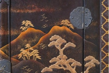 和製アンティーク　時代物　山水風景を高蒔絵で描いた風格漂う飾り棚　(R-091164)