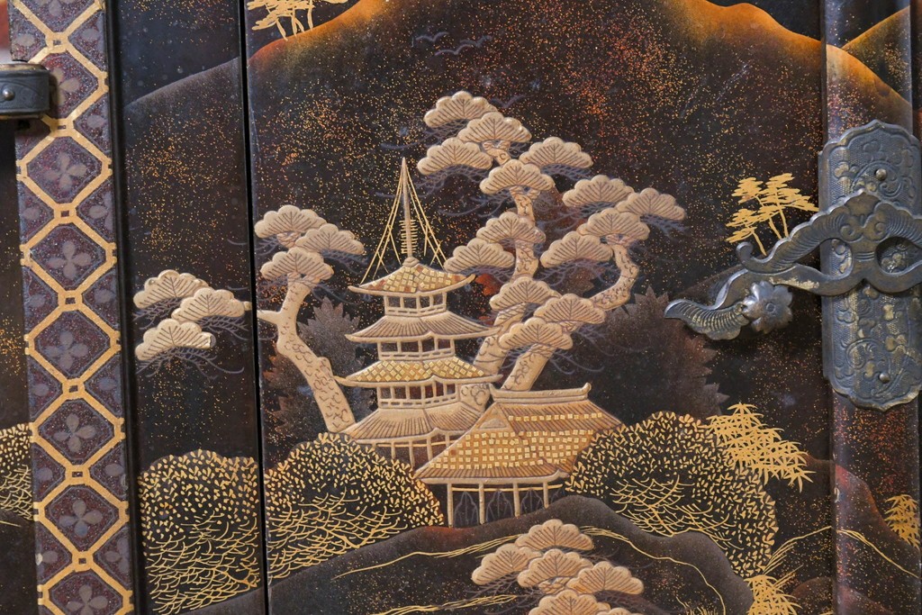 和製アンティーク　時代物　山水風景を高蒔絵で描いた風格漂う飾り棚　(R-091164)