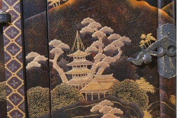 和製アンティーク　時代物　山水風景を高蒔絵で描いた風格漂う飾り棚　(R-091164)