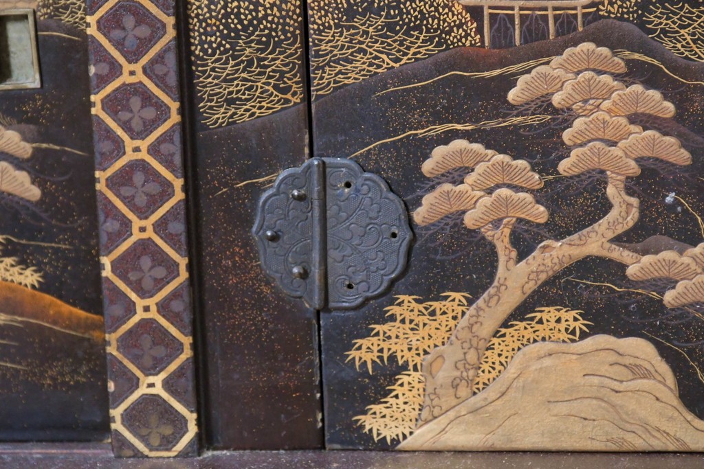 和製アンティーク　時代物　山水風景を高蒔絵で描いた風格漂う飾り棚　(R-091164)