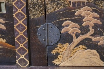 和製アンティーク　時代物　山水風景を高蒔絵で描いた風格漂う飾り棚　(R-091164)