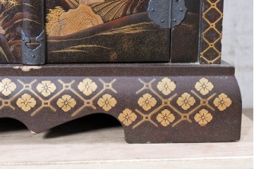 和製アンティーク　時代物　山水風景を高蒔絵で描いた風格漂う飾り棚　(R-091164)